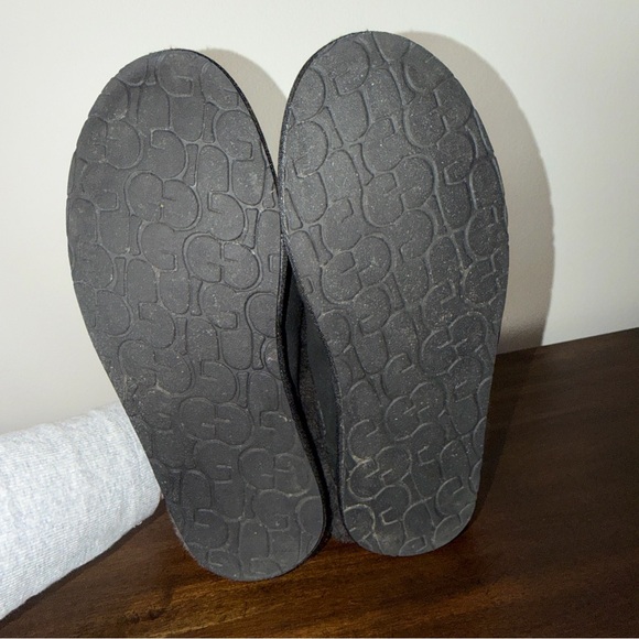 UGG Slip On Faux Fur Black Slippers 1118981 Size 9 Women's - Picture 9 of 9